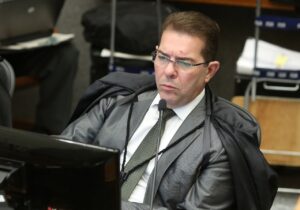 STJ anula flagrante de tráfico de drogas e posse ilegal de arma por ausência de mandado; prisões foram revogadas