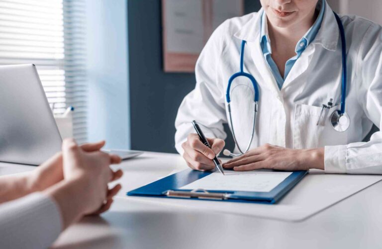 TRT-2 mantém justa causa de auxiliar de enfermagem que adulterou atestado médico