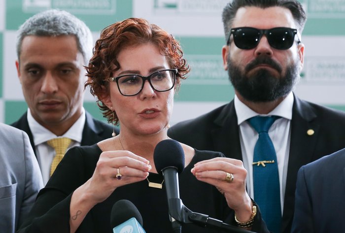 Carla Zambelli tem pedido de suspensão de julgamento negado pelo STF; processo por invasão do CNJ é mantido