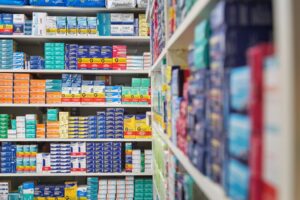 Rede de farmácias é condenada a indenizar gestora em R$10 mil por orientações discriminatórias em processos seletivos