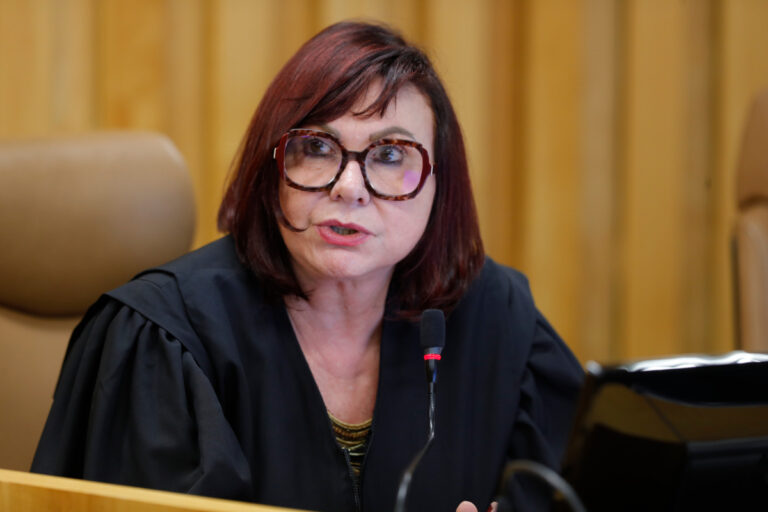 TST condena empresa de telemarketing a pagar indenização por danos morais no valor de R$ 10 mil a trabalhadora transexual