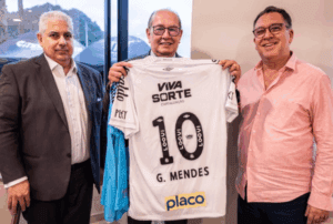 Paixão pelo ‘Peixe’: Torcedor do Santos, Gilmar Mendes visita Centro de Treinamento do clubee recebe a camisa 10