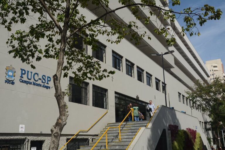 PUC-SP suspende alunos de Direito por condutas racistas em jogos universitários e adota Justiça Restaurativa