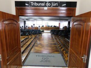 TJ-SC decide que advogados devem pagar custos de novo júri após abandonarem sessão por divergências em debate forense