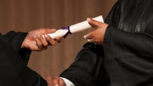 Faculdade deve indenizar R$20 mil a ex-aluna por atraso de três anos na emissão de diploma