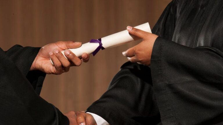 Faculdade deve indenizar R$20 mil a ex-aluna por atraso de três anos na emissão de diploma