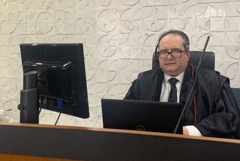 Justiça penaliza greve dos professores no DF com multa de R$ 300 mil