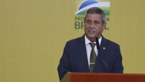 Moraes define prazo de 24h para defesa de Braga Netto fornecer detalhes sobre voo para acareação com Mauro Cid