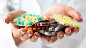 Farmácia deve indenizar R$ 15 mil por danos morais após vender medicamento errado