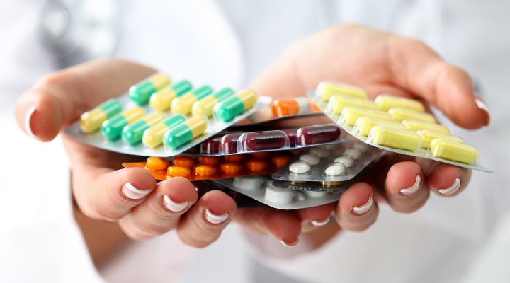 Farmácia deve indenizar R$ 15 mil por danos morais após vender medicamento errado