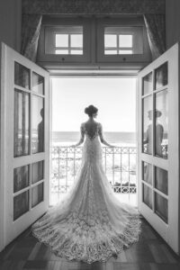 Justiça de MG condena empresas a pagarem indenização de R$6 mil a noiva por divulgação antecipada da arte de casamento