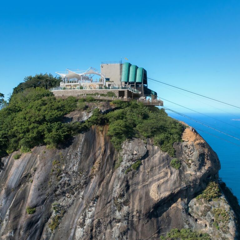 STJ autoriza continuidade de obras de tirolesa entre Pão de Açúcar e Urca