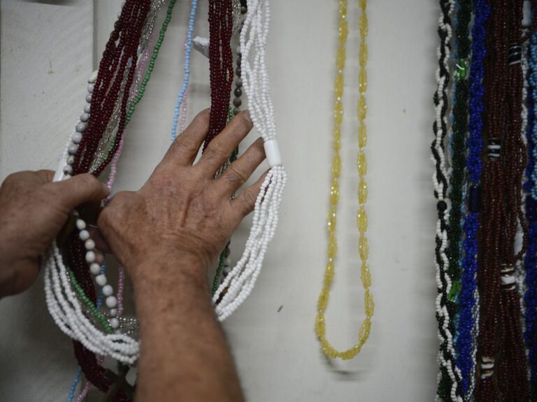 Justiça do PR condena loja esportiva a indenizar em R$ 20 mil ex-vendedor umbandista impedido de usar guias de proteção