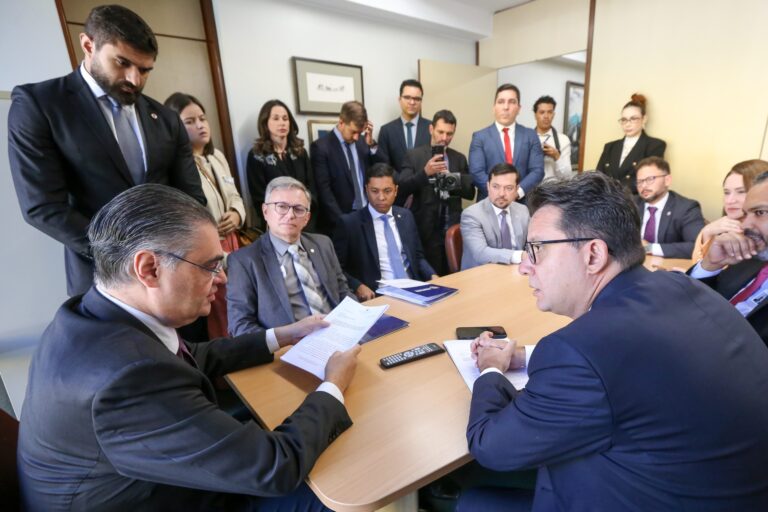 OAB pede apoio de deputados para projeto de lei que assegura exercício da advocacia privada por membros da AGU