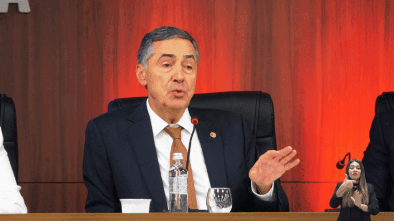 Barroso defende regulação de plataformas digitais em palestra na OAB-CE