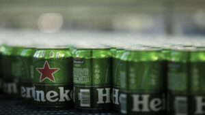 Como a Heineken usa IA para acertar a cor, o estoque e o chope gelado