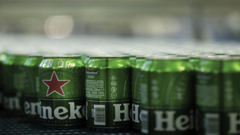 Como a Heineken usa IA para acertar a cor, o estoque e o chope gelado