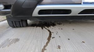 Como identificar vazamentos no carro pela cor do fluído