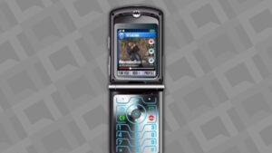 Como seria usar o TikTok no icônico Motorola V3 em 2004? Veja o vídeo