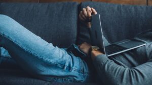 Consumo de pornografia reprograma o cérebro de forma similar ao vício em drogas