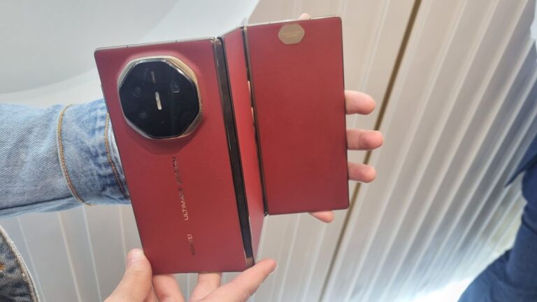 Huawei se aproxima da Samsung no mercado de celulares dobráveis  