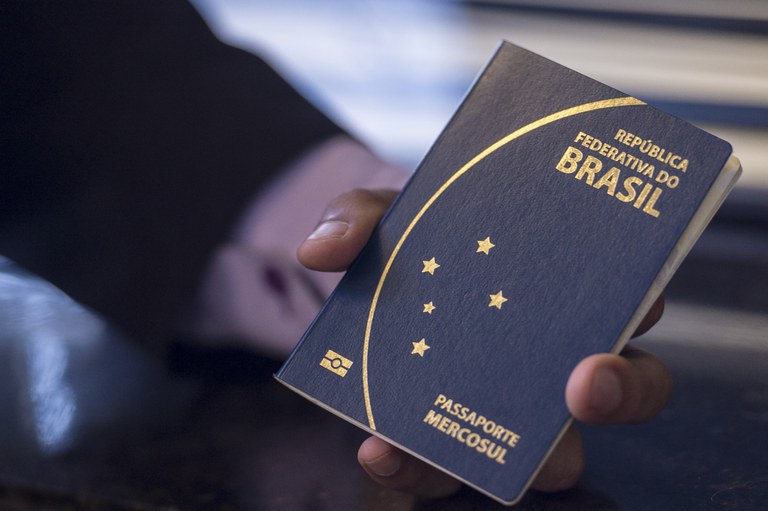 Justiça determina cancelamento de passaporte de acusado de ocultar bens e deixar o país