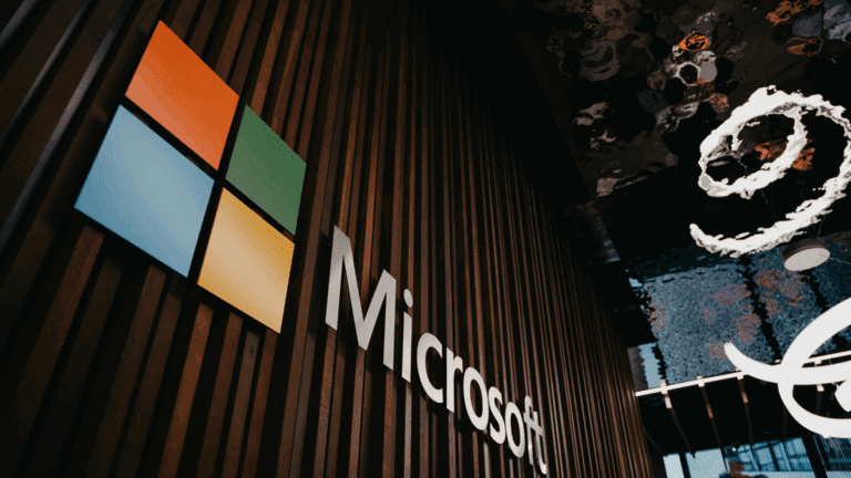 Microsoft economiza R$ 2,78 bi com IA, mas enfrenta críticas após demissões