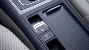 O que acontece com o freio de estacionamento se o carro elétrico descarregar?