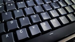 Para que servem os relevos nas teclas F e J do teclado?