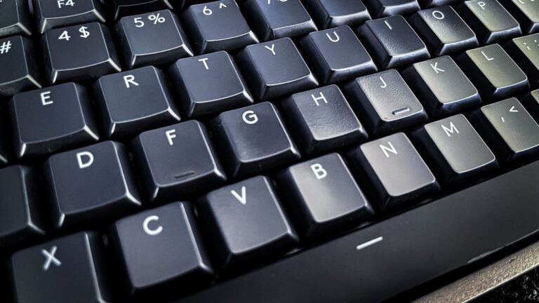 Para que servem os relevos nas teclas F e J do teclado?