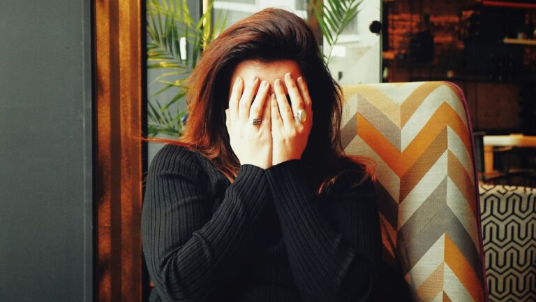 Saiba por que o clima pode desencadear enxaquecas e descubra como aliviar a dor