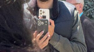 Suposto iPhone 17 Pro aparece ao ar livre em imagem inédita; veja