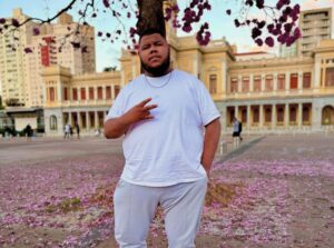 Juiz diz que ‘criminalização de piadas afronta o direito à liberdade de expressão’ e absolve comediante acusado de injúria racial