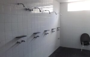 Justiça condena empresa a pagar R$ 200 mil por submeter funcionários a banhos coletivos supervisionados 