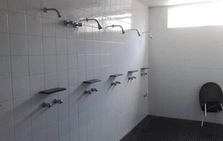 Justiça condena empresa a pagar R$ 200 mil por submeter funcionários a banhos coletivos supervisionados 