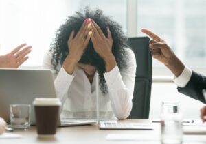 Advogada que sofreu assédio moral e discriminação em ambiente de trabalho tem indenização aumentada