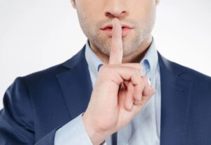 TJ-GO tranca investigação contra advogados que orientaram clientes a permanecerem em silêncio