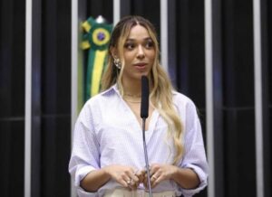 Erika Hilton pede ao STF bloqueio de bens de Eduardo Bolsonaro