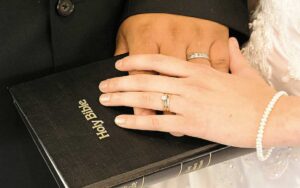 TRT-15 reconhece vínculo empregatício entre igreja e mulher do pastor; instituição deve pagar verbas trabalhistas e indenizar R$ 15 mil por danos morais