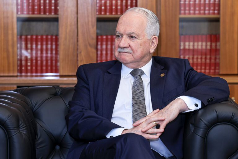 Fachin vota pela constitucionalidade da justiça gratuita na CLT; Mendes pede vista e suspende julgamento da ADC 80