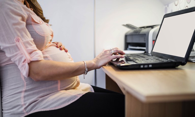 Justiça do Trabalho reconhece rescisão indireta de gestante impedida de ir ao banheiro e apelidada como “Maria Mijona” após urinar na roupa