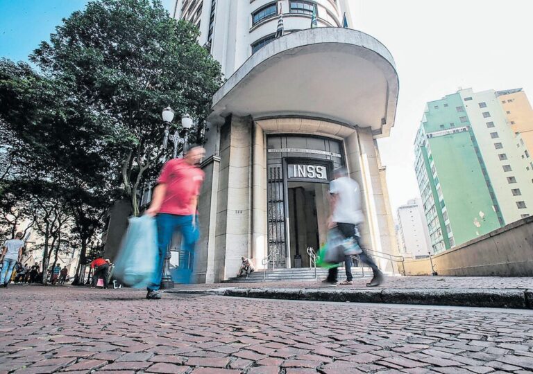 INSS: Aposentados com ações na Justiça devem avaliar se vale a pena desistir do processo por ressarcimento