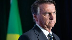 Bolsonaro terá que usar tornozeleira eletrônica e cumprir recolhimento domiciliar por determinação de Moraes