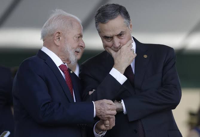 Lula e Barroso articulam reunião com os 11 ministros do STF para demonstrar unidade e reforçar discurso de soberania do Brasil