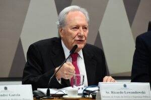 Ministério da Justiça classifica Carla Zambelli como "foragida" em nota oficial