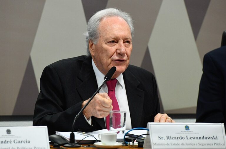 Ministério da Justiça classifica Carla Zambelli como "foragida" em nota oficial