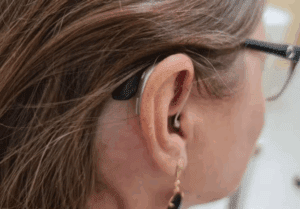 Professora com deficiência auditiva parcial garante vaga em concurso público após ser eliminada por "falta de boa saúde"