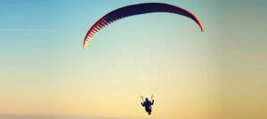 Sobrevivente de acidente aéreo deve receber indenização de empresa de paraquedismo