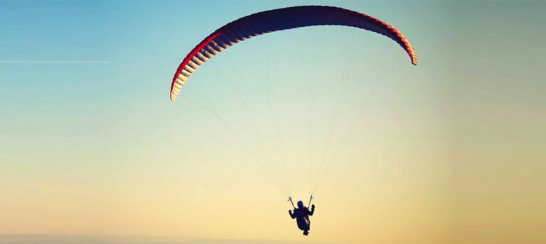 Sobrevivente de acidente aéreo deve receber indenização de empresa de paraquedismo