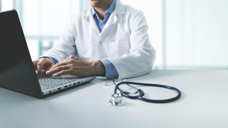 Justiça proíbe plantões médicos simultâneos que rendiam até R$40 mil e exige ressarcimento por dupla remuneração